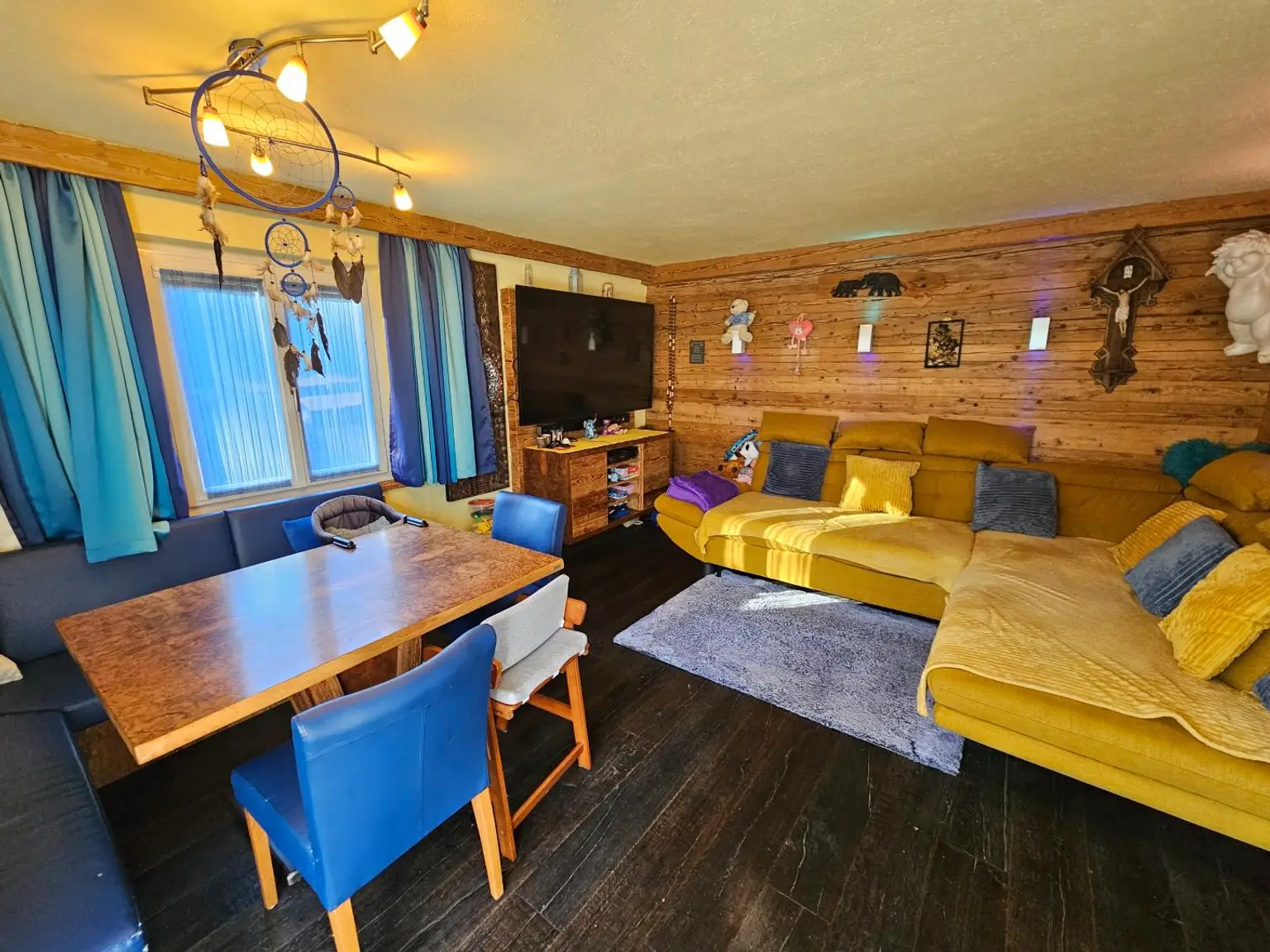 Großzügiges Zweifamilienhaus mit Garten und Pool