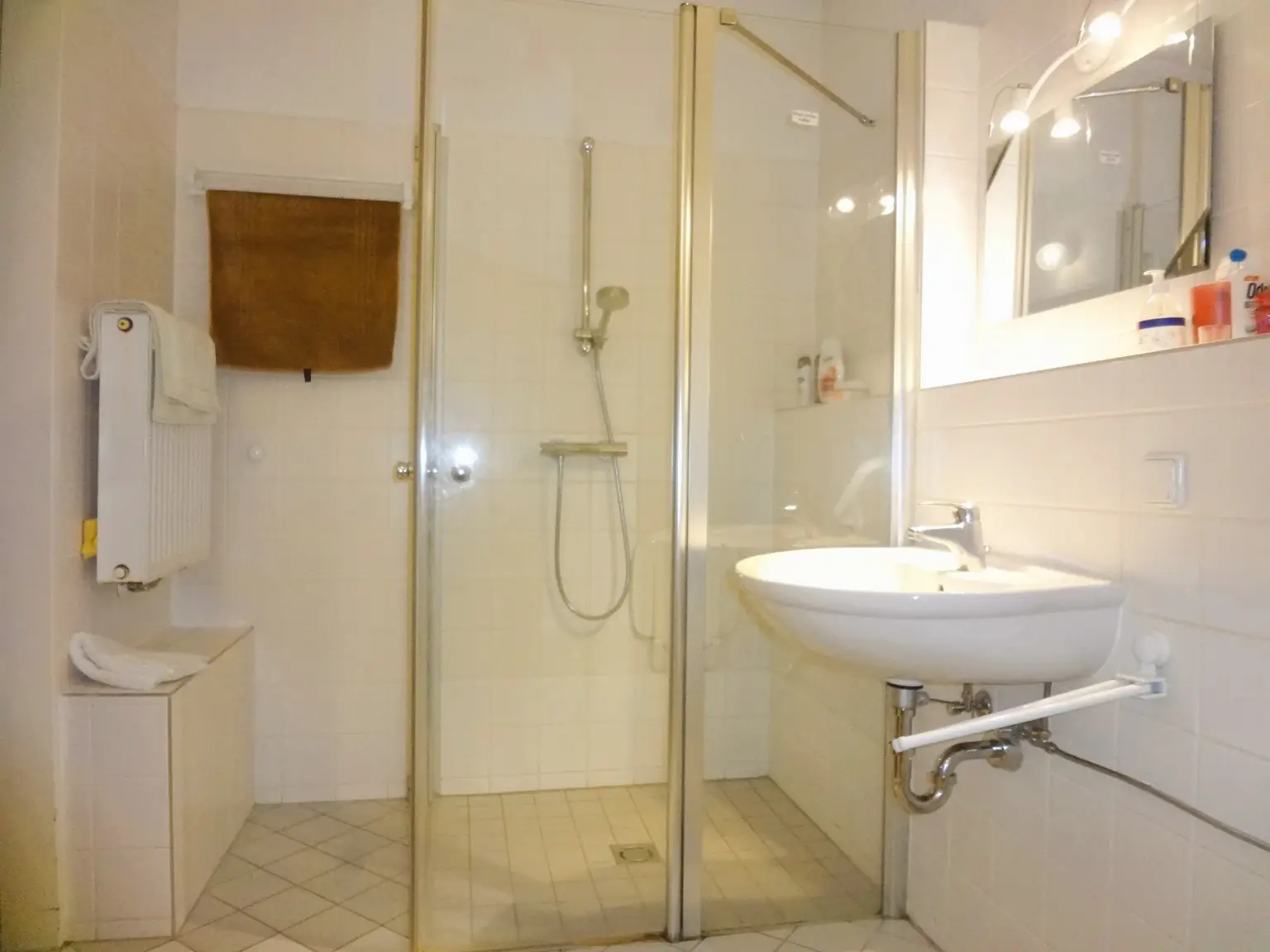 Bad mit Dusche und Wc