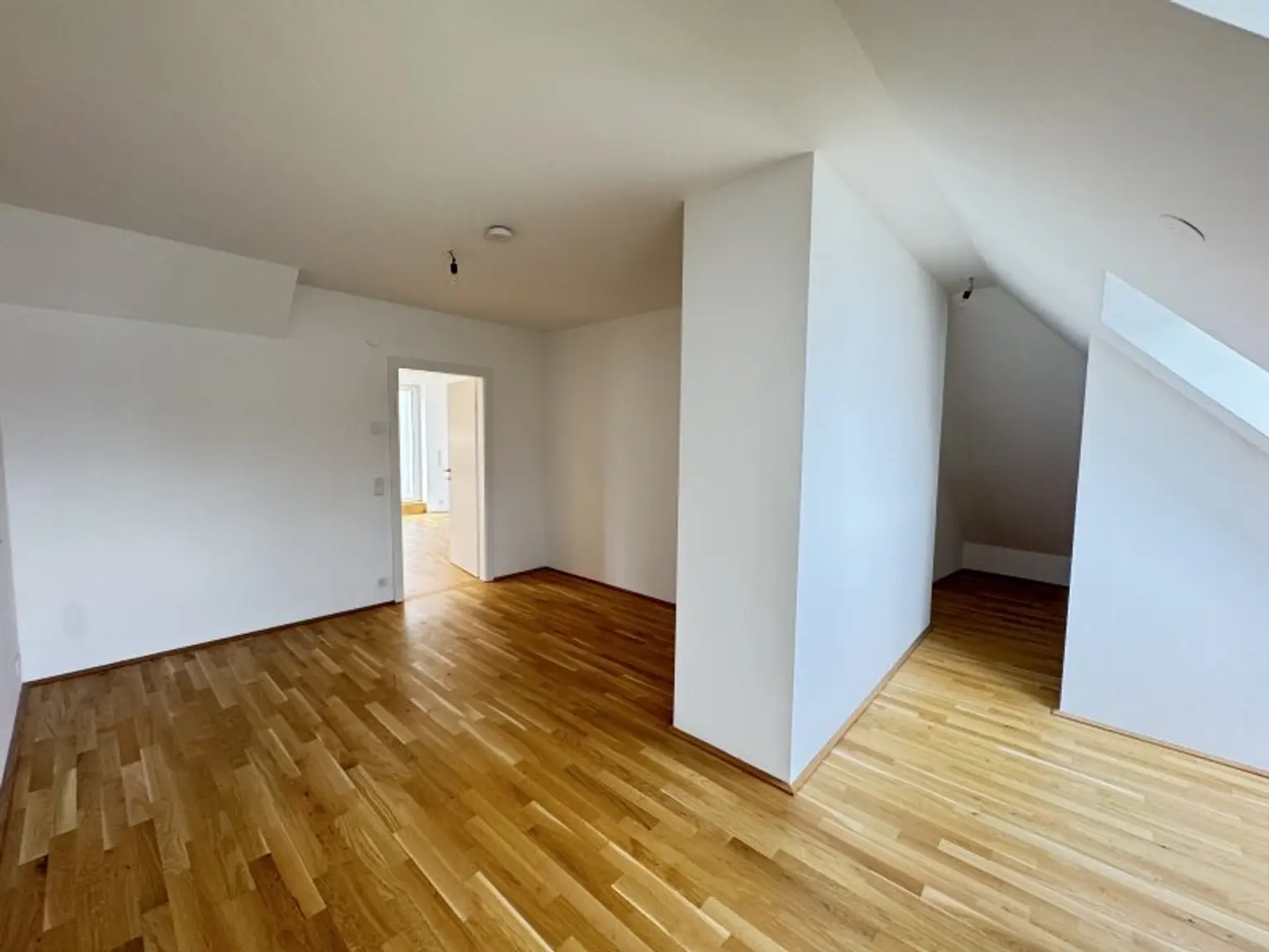 Charmante Dachgeschoßwohnung mit Terrasse – Ab sofort verfügbar!