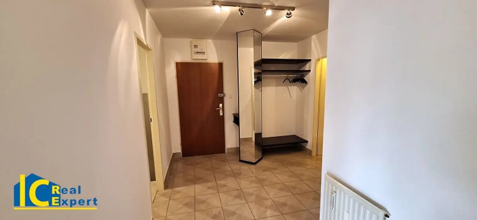 Vorraum mit Garderobe