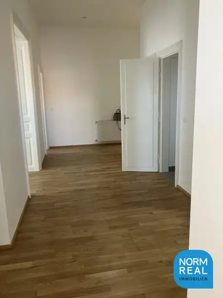 Elegante 4 Zimmer Erker Altbauwohnung