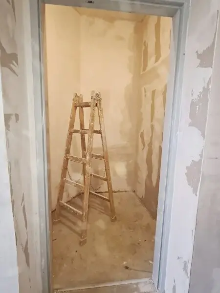 SEEGASSE, ERSTBEZUG, unbefristete 73 m2 Altbau, Wohnküche, 2 Zimmer, Duschbad, Parketten, Hofruhelage, U4-Nähe