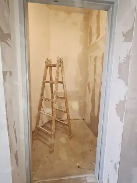 SEEGASSE, ERSTBEZUG, unbefristete 73 m2 Altbau, Wohnküche, 2 Zimmer, Duschbad, Parketten, Hofruhelage, U4-Nähe