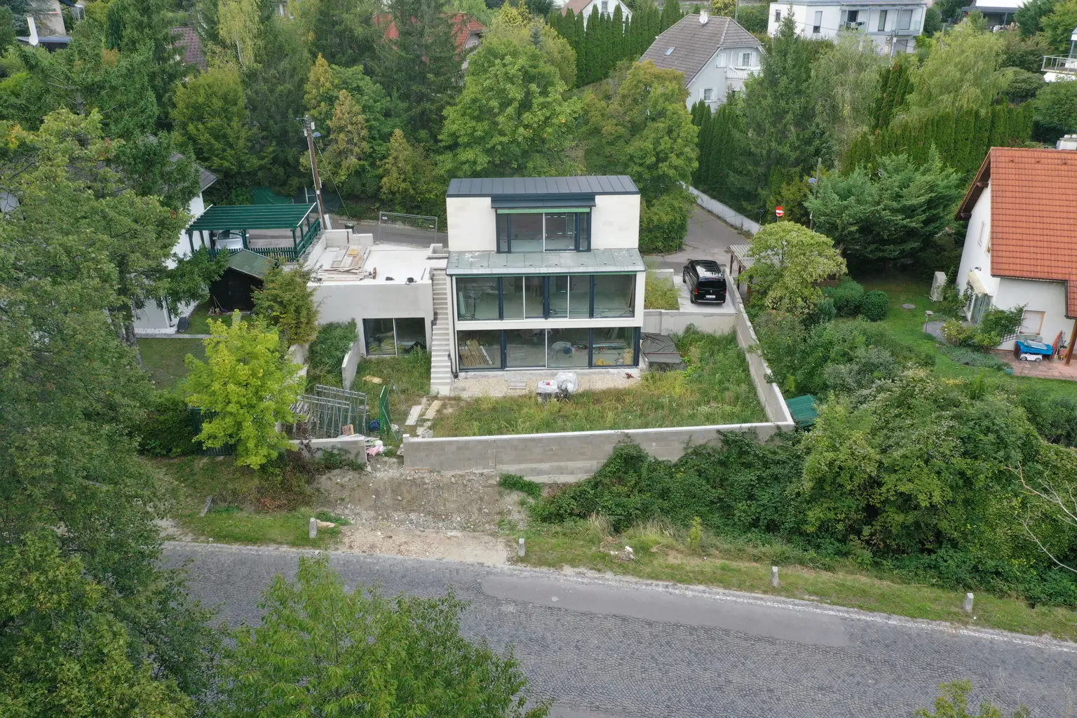 Neuwaldegg Hideaway: Neubau mit Pool, großem Garten & Naturstein