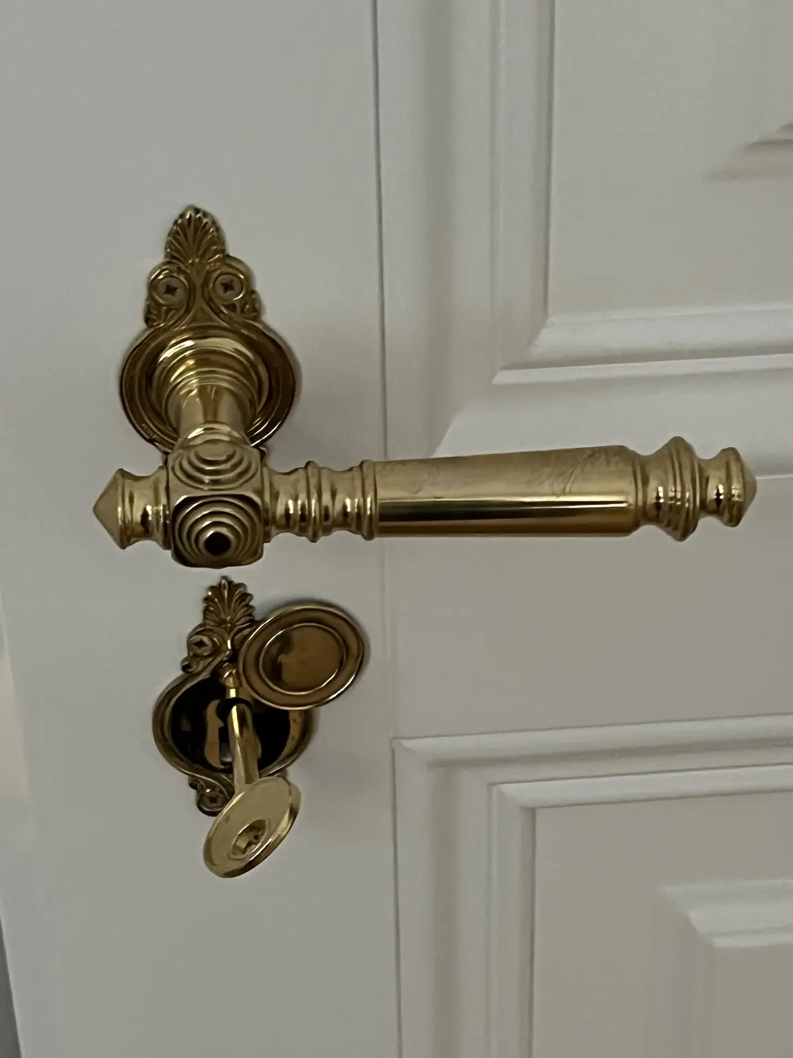 UNBEFRISTET: Generalsanierte 5-Zimmer-Altbauwohnung mit kleinem Balkon in der Innenstadt