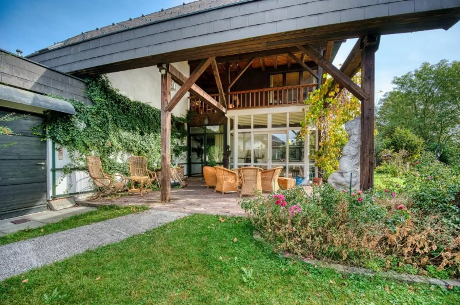 Blick zur Terrasse und Wintergarten
