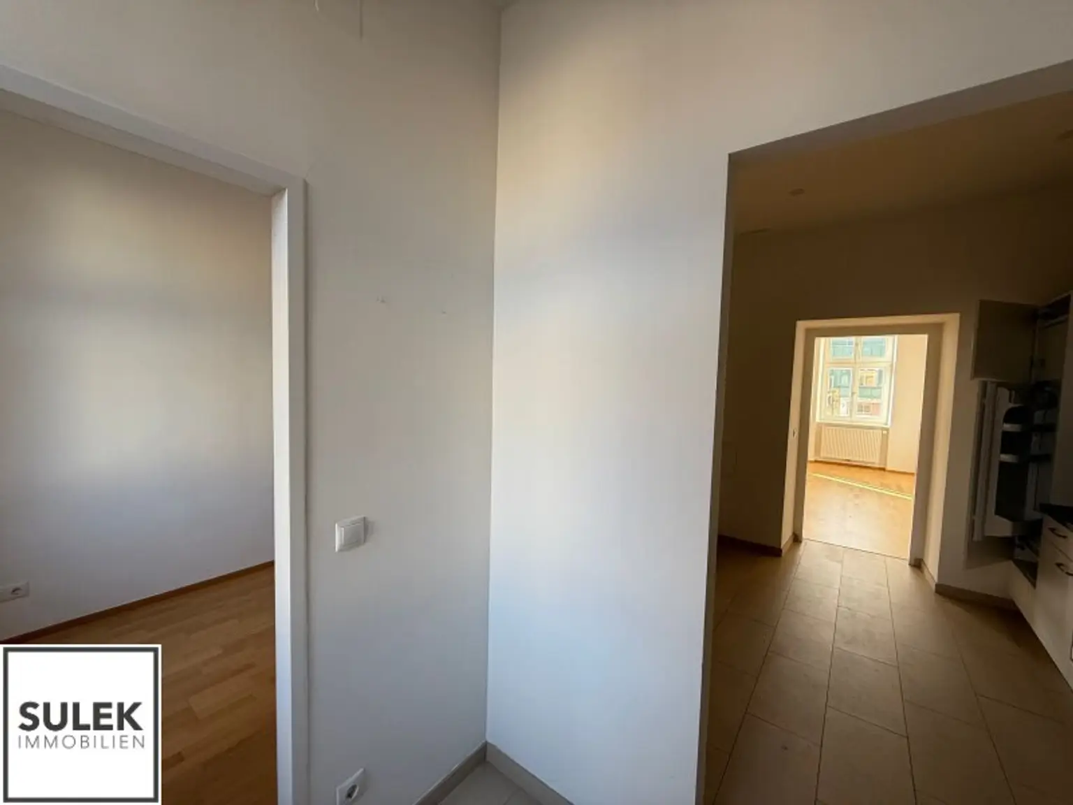 Ganzes Haus zu mieten: 1 Geschäftslokal, 1 Büro, 2 Wohnungen nahe U1