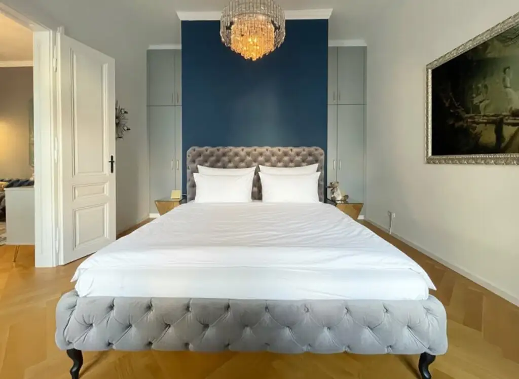 Exklusive Altbau-Residenz mit modernster Technik – hofseitige 2-Zimmerwohnung mit Balkon beim Naschmarkt