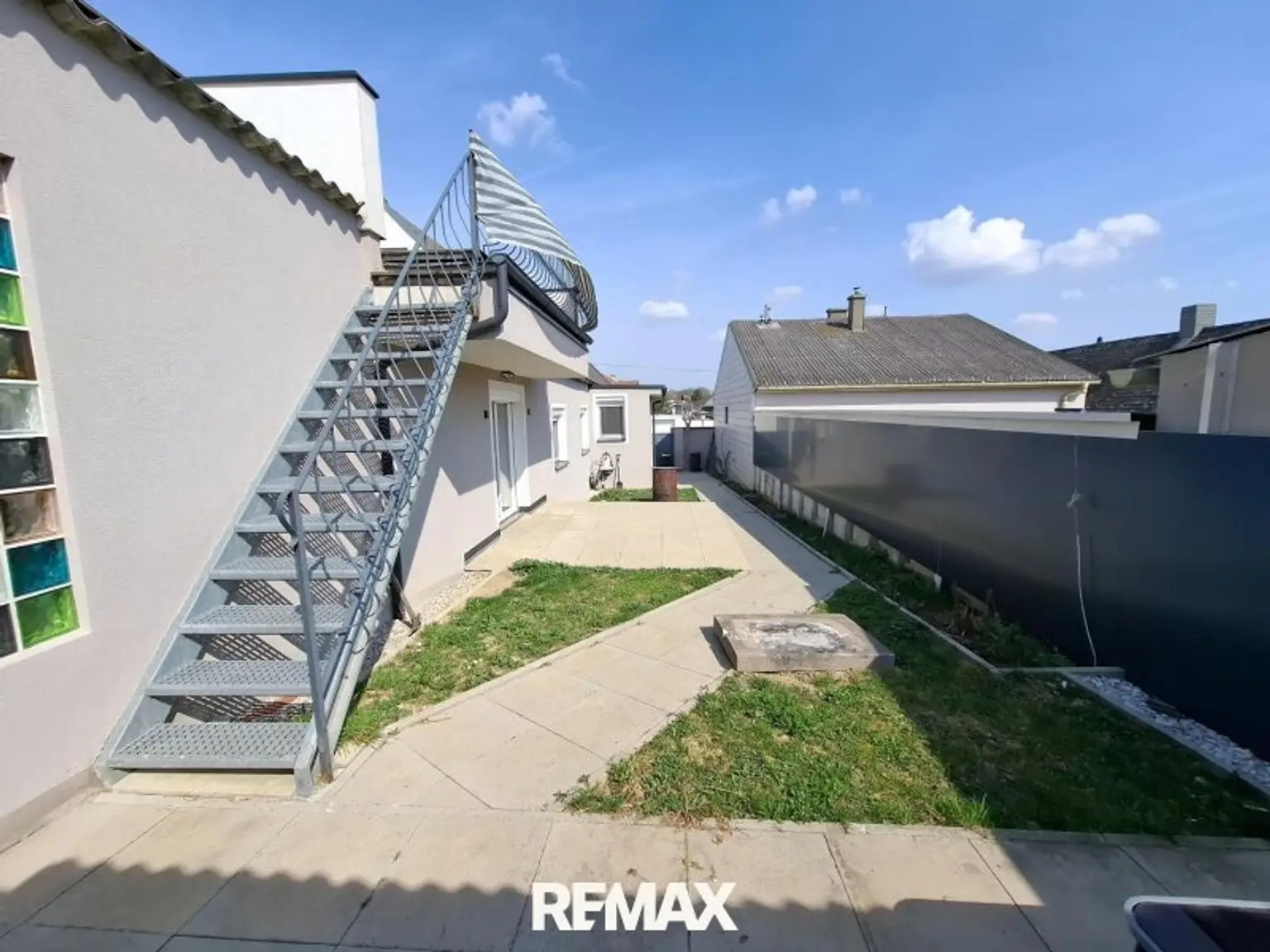 Garten und Aufgang zur Dachterrasse