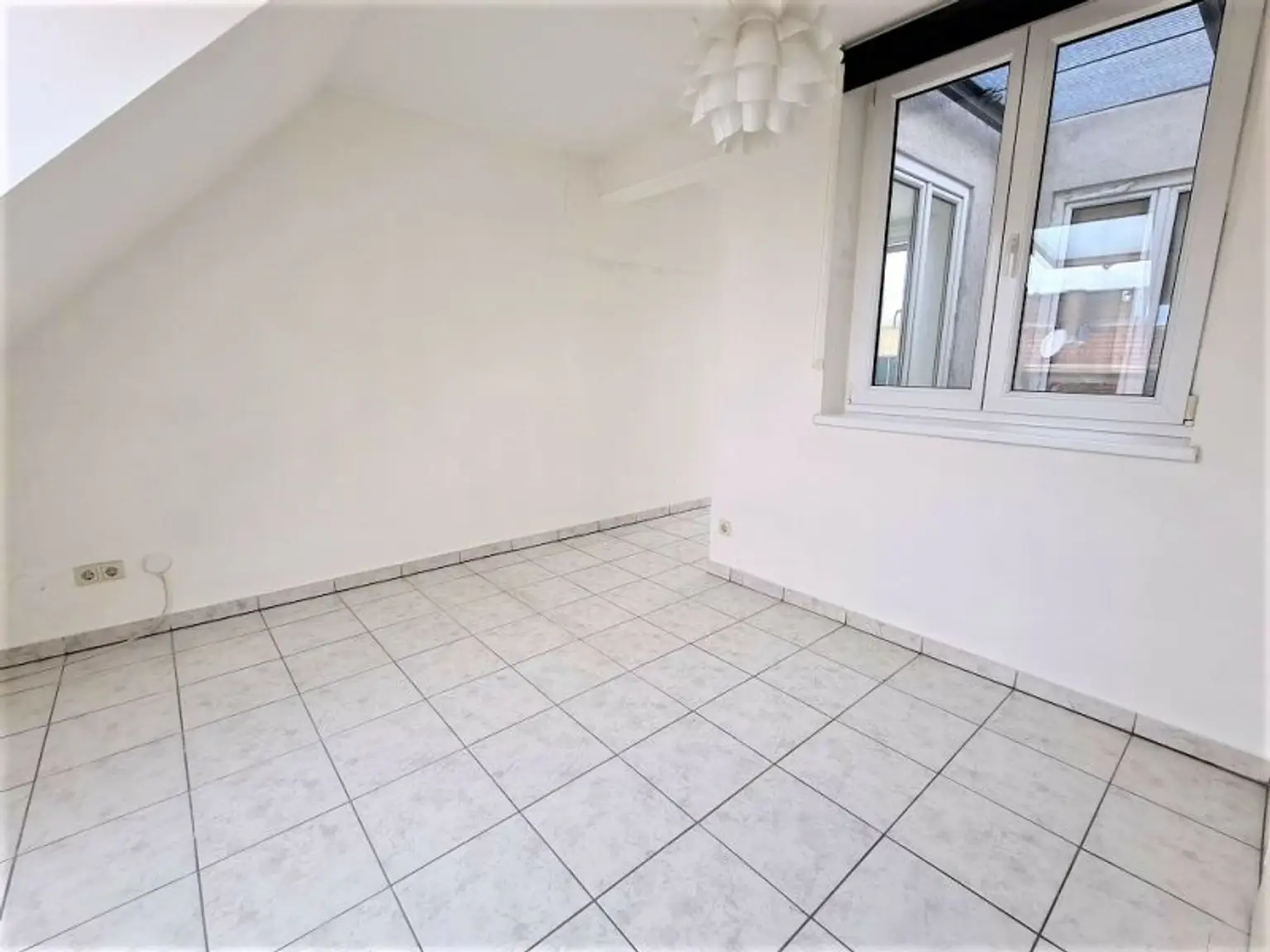 DACHGESCHOSS, AUGARTEN-NÄHE, 87 m² Maisonette mit 10 m2 Terrasse, Wohnküche, 2 Zimmer, Galerie, 2 Bäder, Rembrandtstraße
