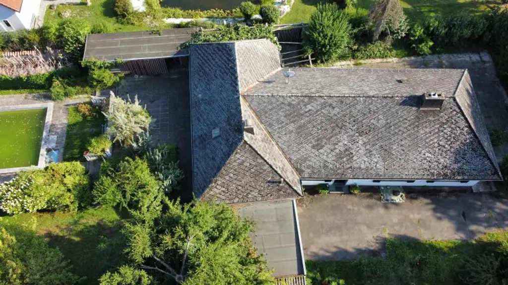 Sanierungsbedürftiger Bungalow auf großem Grundstück, Aufstockung, Erweiterung möglich