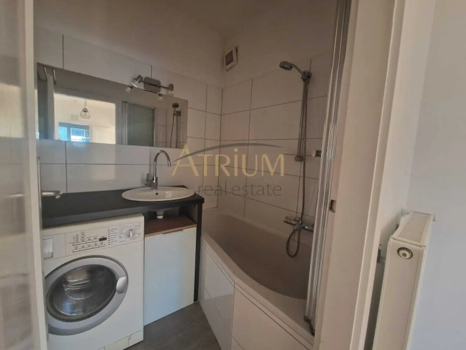 Lichtdurchflutete 2-Zimmer-Dachgeschosswohnung mit 40 m² Terrasse in ruhiger Lage