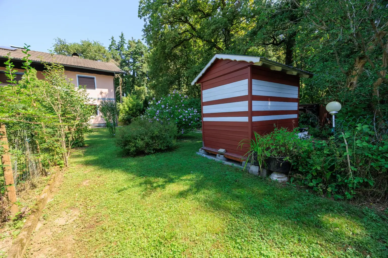Mehrfamilienhaus mit Park