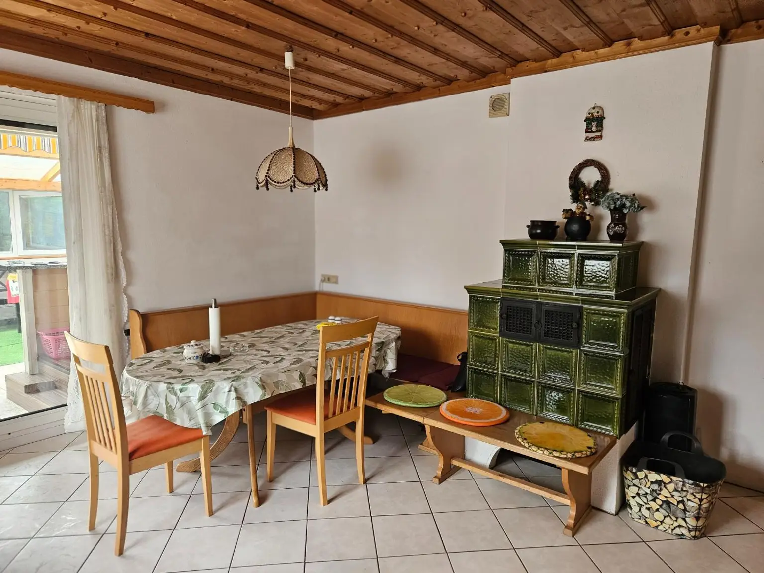 Küche mit Kachelofen (2)