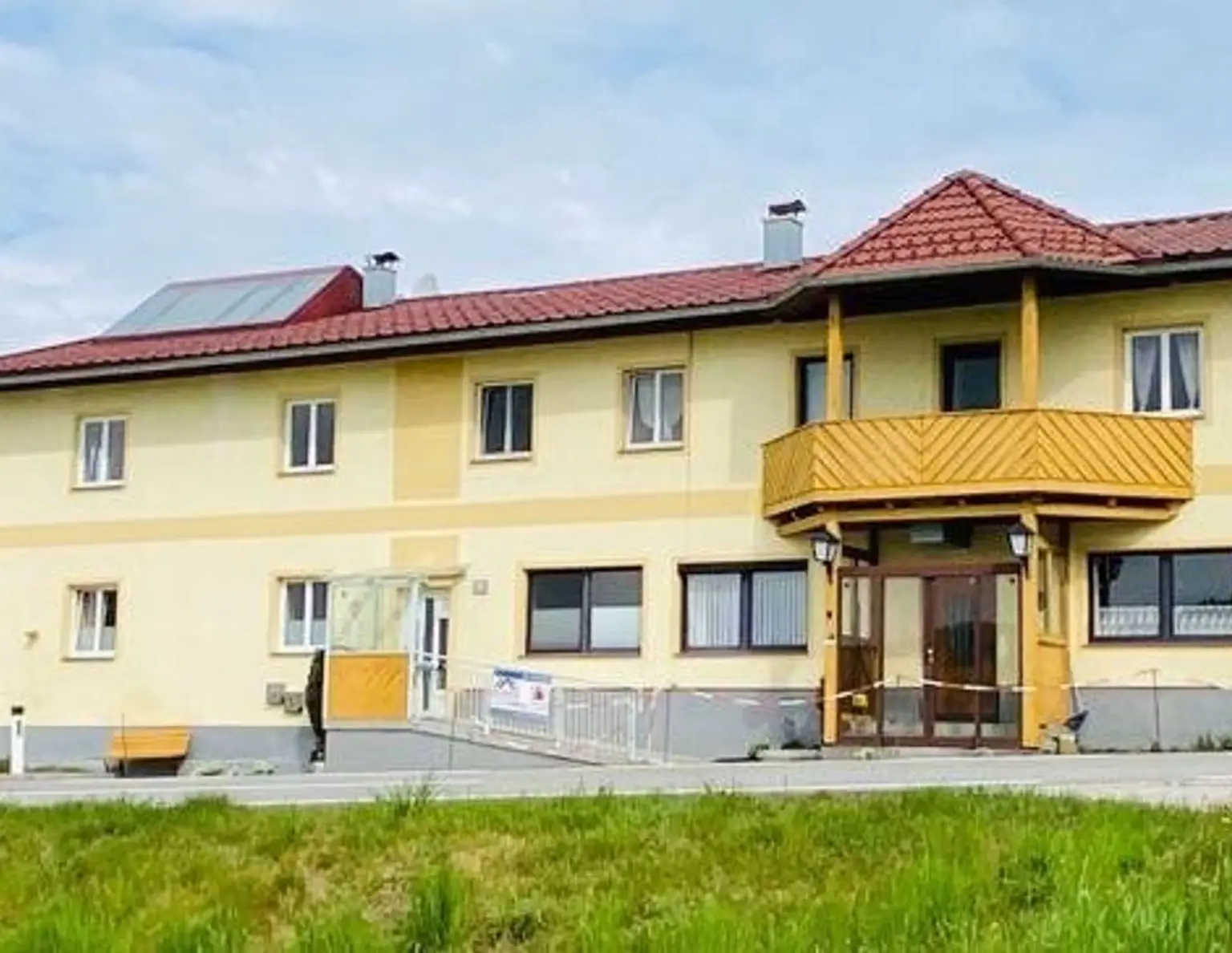 Bestandsfreies Renditeobjekt in Aich: Zinshaus mit 20 Zimmern für 400.000 € - Ihre Investition!