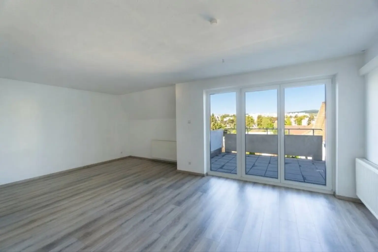Wohnzimmer mit Zugang zur Dachterrasse
