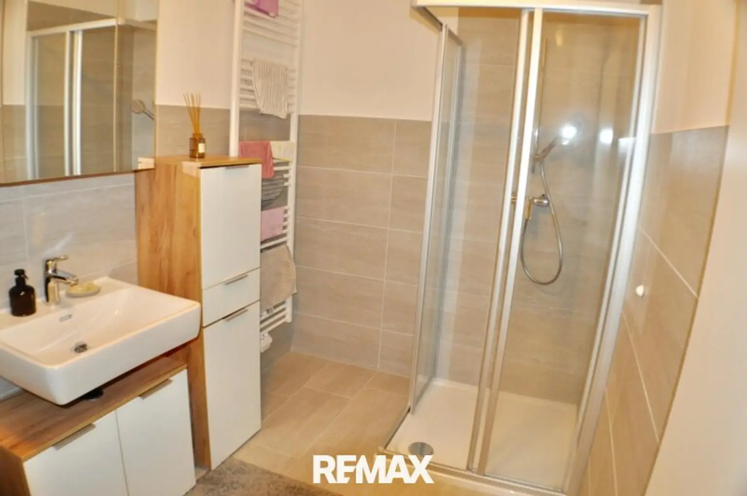 Bad mit Dusche, WC und Waschmaschinenanschluss