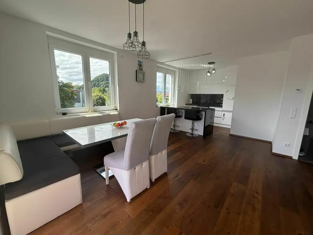 Moderne Maisonettewohnung mit großzügiger Terrasse und Balkon
