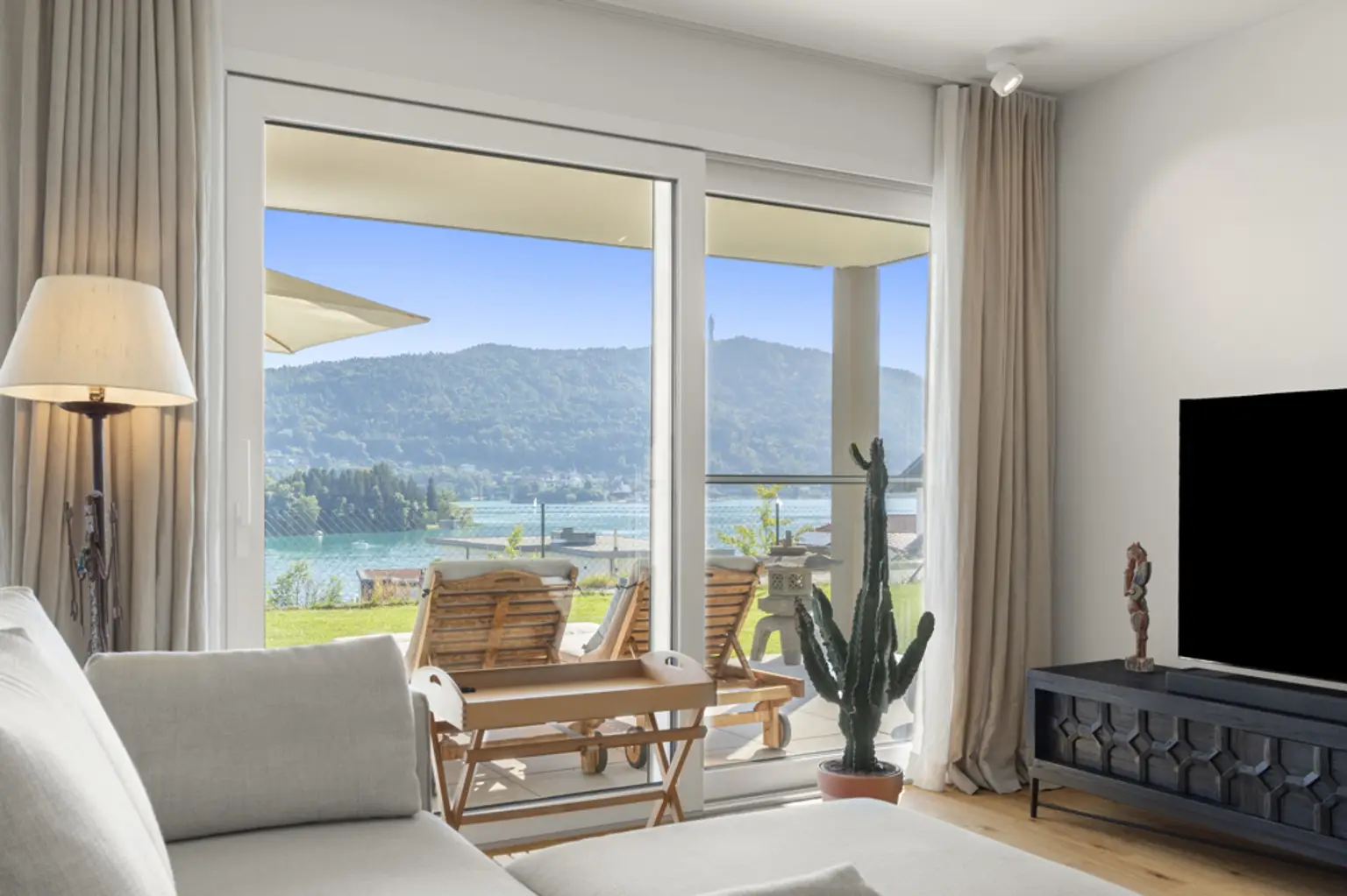 Neuwertige Gartenwohnung mit faszinierendem Seeblick