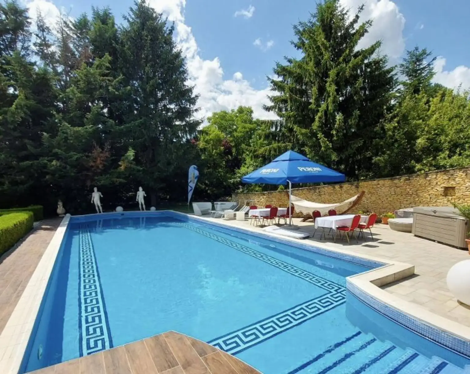 +++ Exklusive Villa im Herzen von Szombathely – Ruheoase auf rund 5300 m² +++