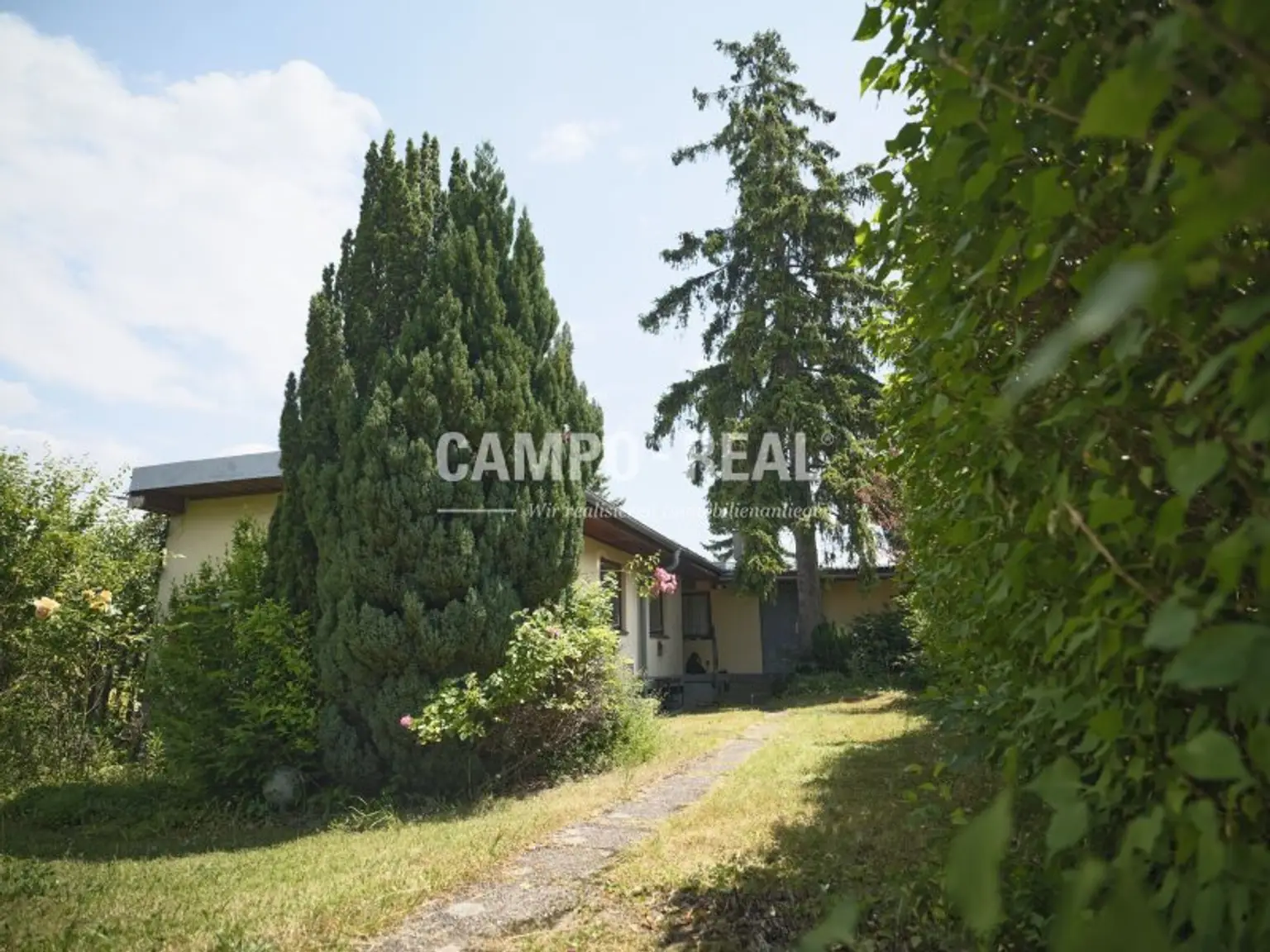 CAMPO REAL: Charmantes Stadthaus – Ihr Renovierungsprojekt mit Potential!