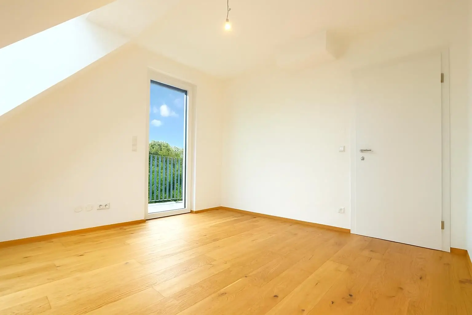 Schlafzimmer - Blick zur Tür und Terrasse