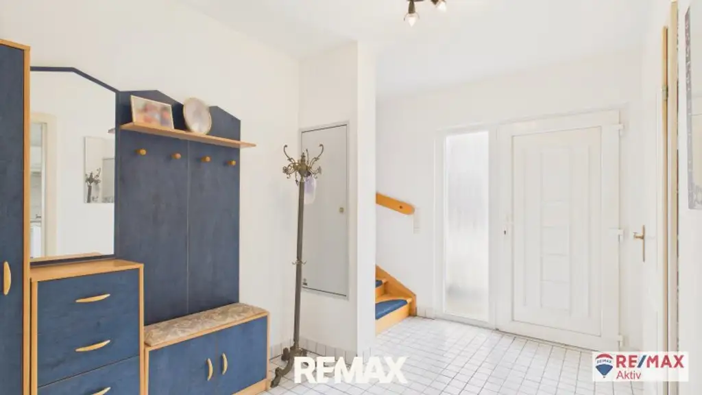 Einzugsbereites Haus mit großer Garage und großem Grundstück