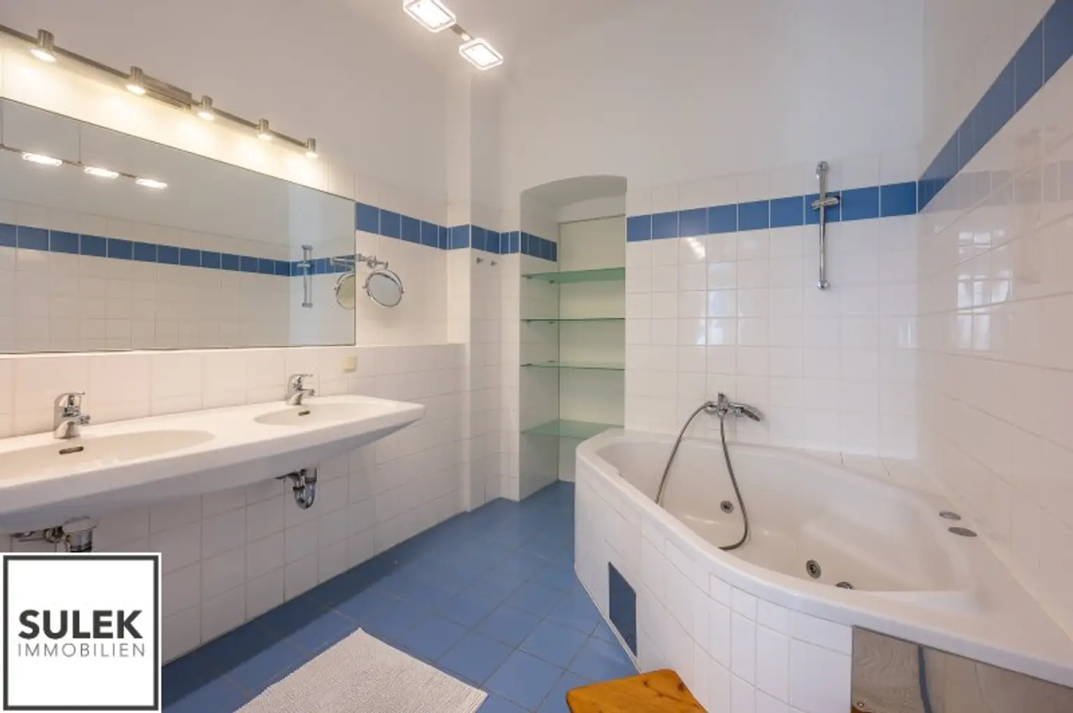 Rarität in der Wehrgasse: großzügige, sanierte Altbauwohnung mit Terrasse ab 01/26 unbefristet mieten!