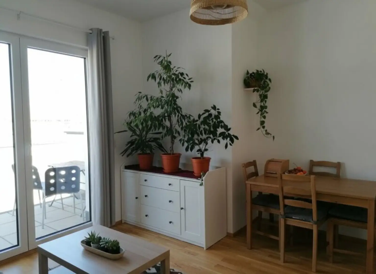 Bbefristet vermietete und klimatisierte 2-Zimmer-Wohnung mit hofeseitiger Terrasse mit opt. Garagenstellplatz!