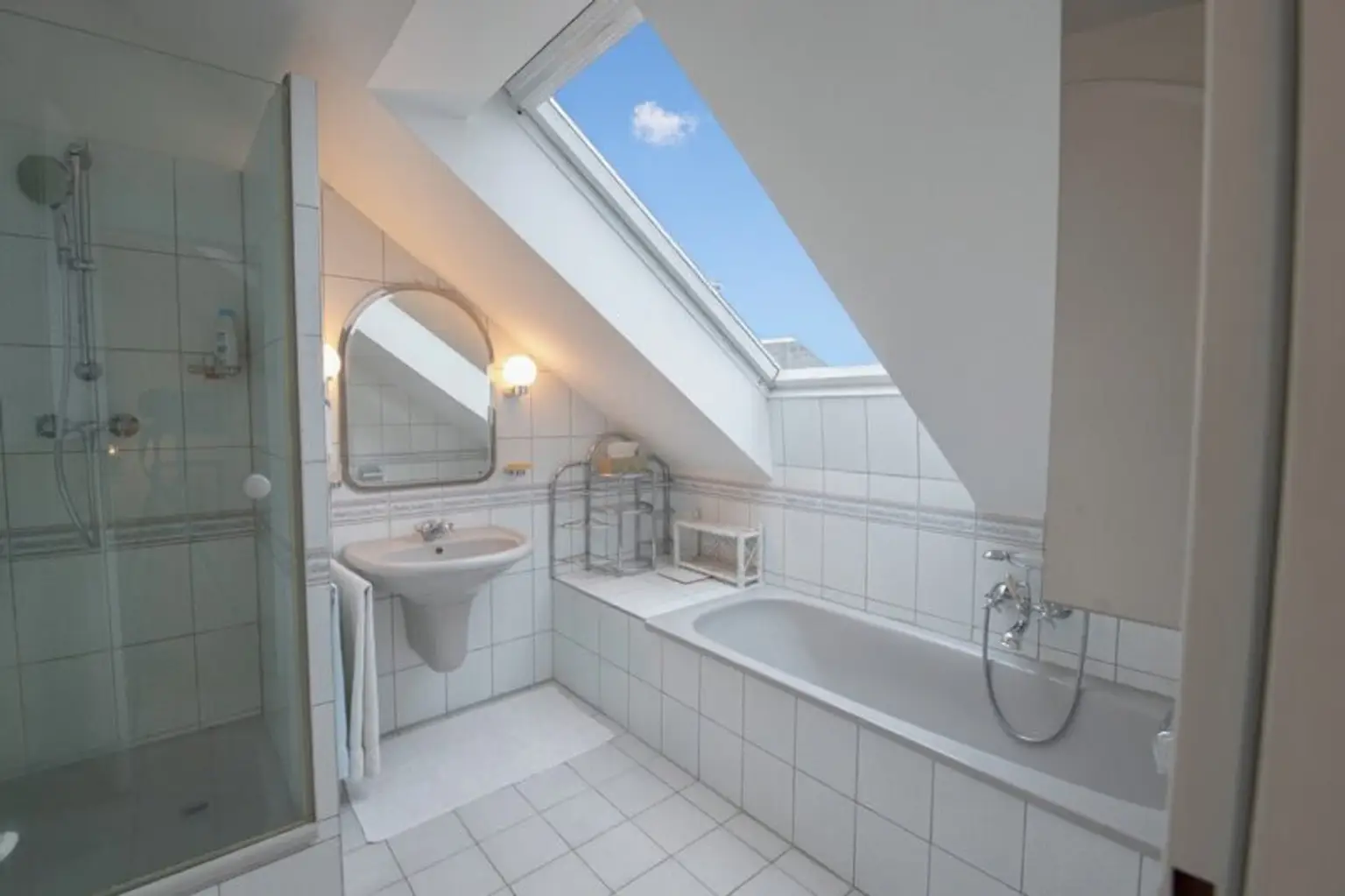 *** Dachgeschoss – Maisonettewohnung mit Garage am Naschmarkt ***