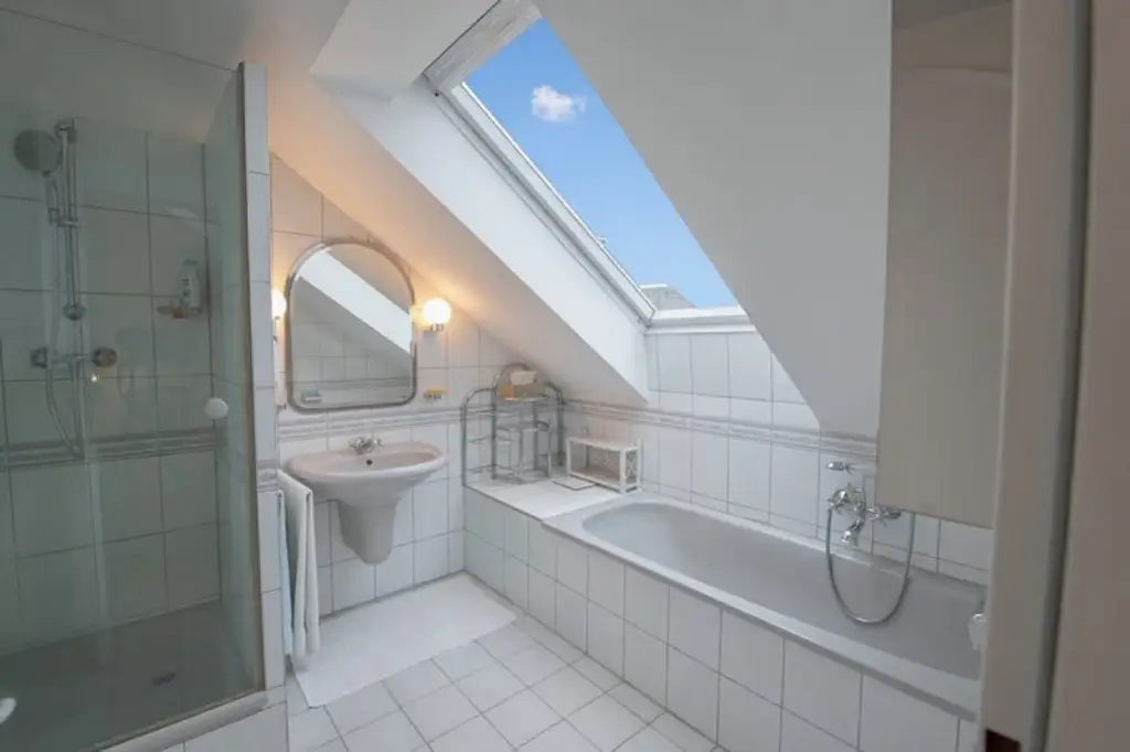 *** Dachgeschoss – Maisonettewohnung mit Garage am Naschmarkt ***