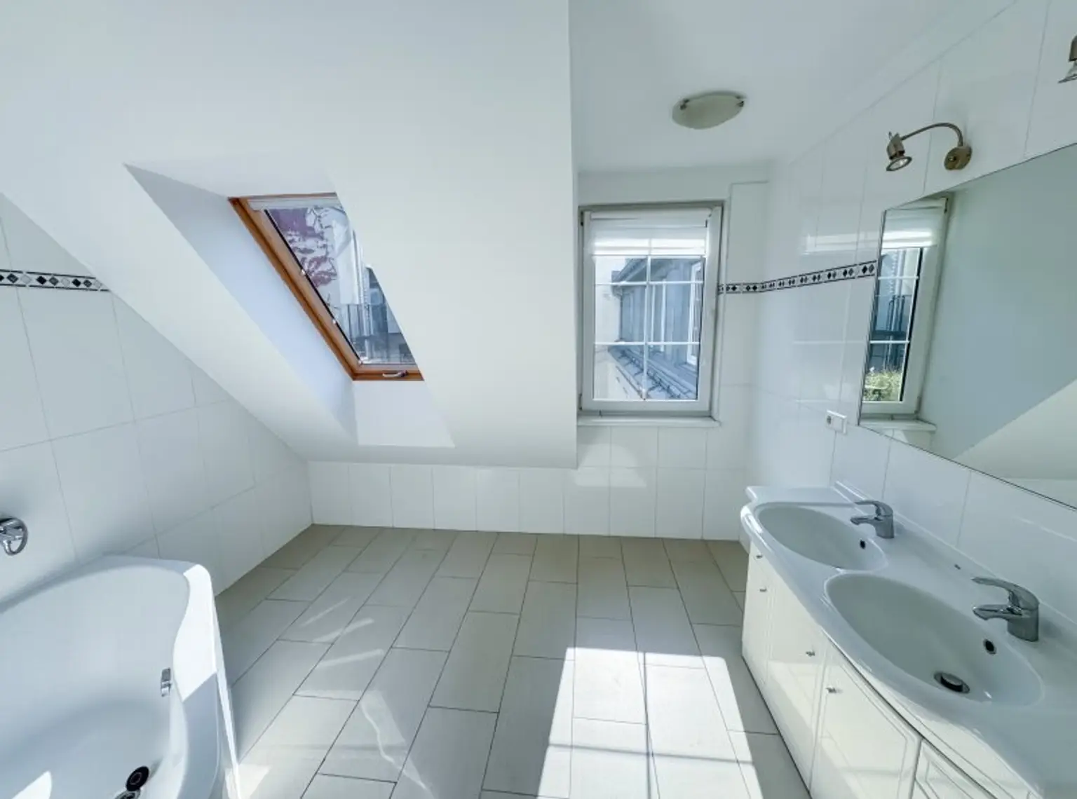 140 m2 große Drei-Zimmer Wohnung mit 40 m2 großer Dachterrasse! Neustiftgasse/ Sankt-Ulrich-Platz!