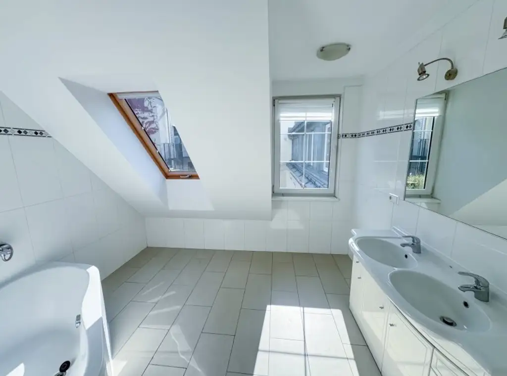 140 m2 große Drei-Zimmer Wohnung mit 40 m2 großer Dachterrasse! Neustiftgasse/ Sankt-Ulrich-Platz!