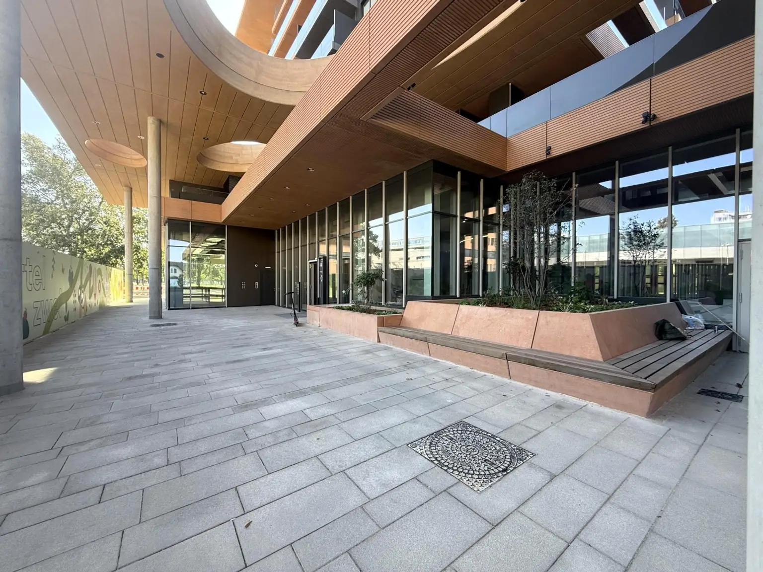 Kleine Perle im ultramodernen Wohnhaus mit Pool am Dach zu mieten // Small gem in an ultra-modern apartm. building with pool on the roof for rent //