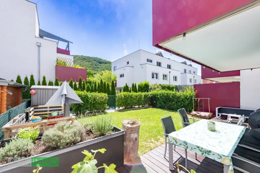 Neuwertige Gartenwohnung mit Terrasse & 2 Tiefgaragenplätzen – Wohnen im Grünen, nahe Wien