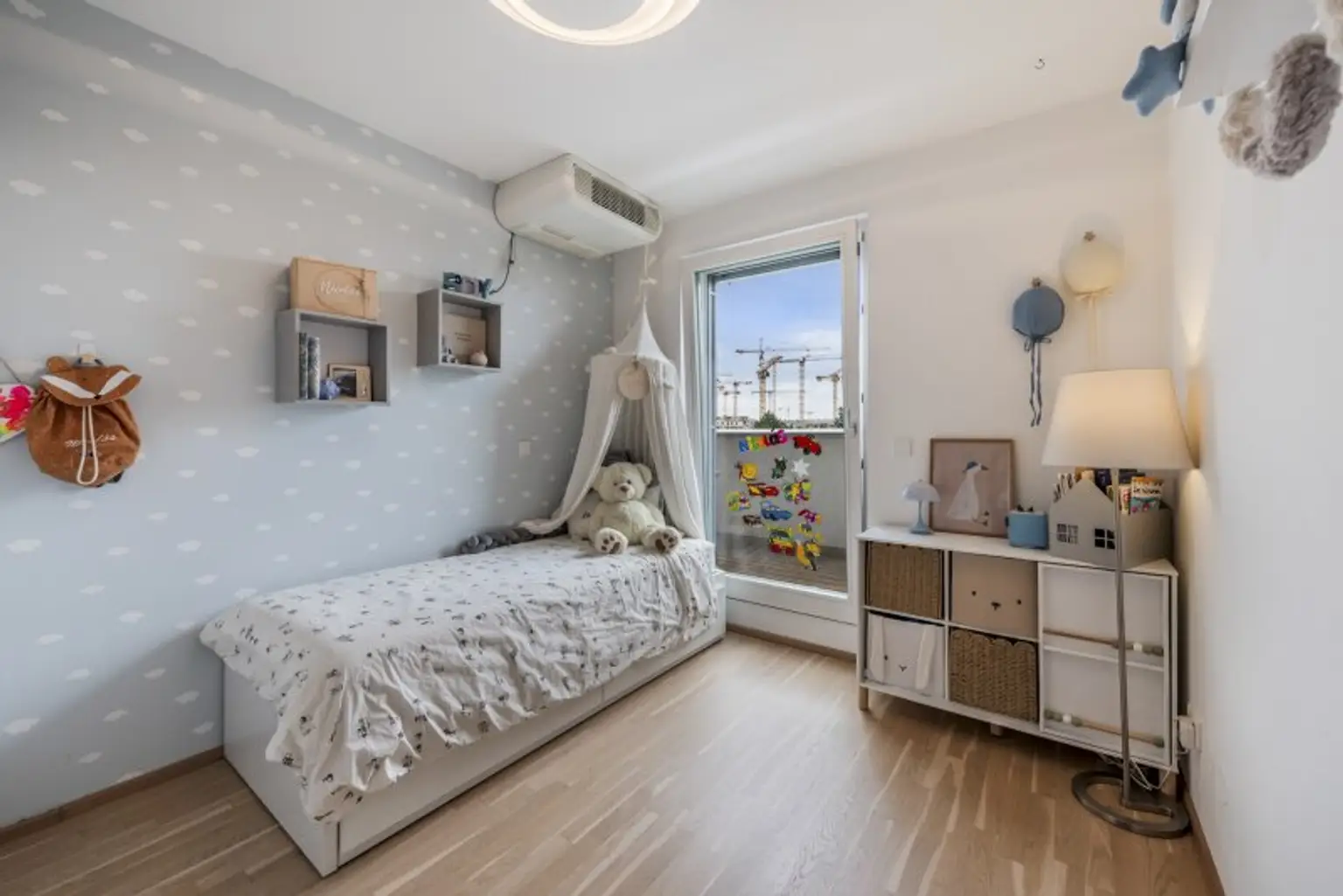 Rarität und Wohntraum! Dachgeschosswohnung mit südwestseitiger Terrasse an der oberen Alten Donau auf Eigengrund! Garagenplatz inkludiert
