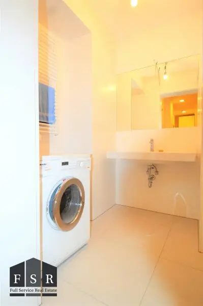 Alles da - Moderne und elegante Altbauwohnung mit Balkon in bester Lage + 1x Garagenplatz und Einbauküche im Preis inkludiert