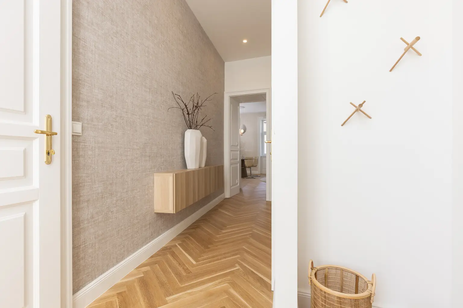 Innenarchitektonisch gestaltete 2-Zimmer-Musterwohnung mit Wohnküche und Terrasse