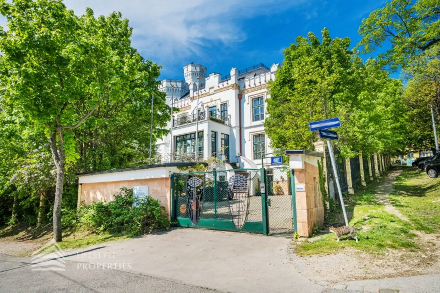 Luxuriöser 14- Zimmer Wohntraum mit Dachterrasse und Pool, Nähe Wilhelminenschloss
