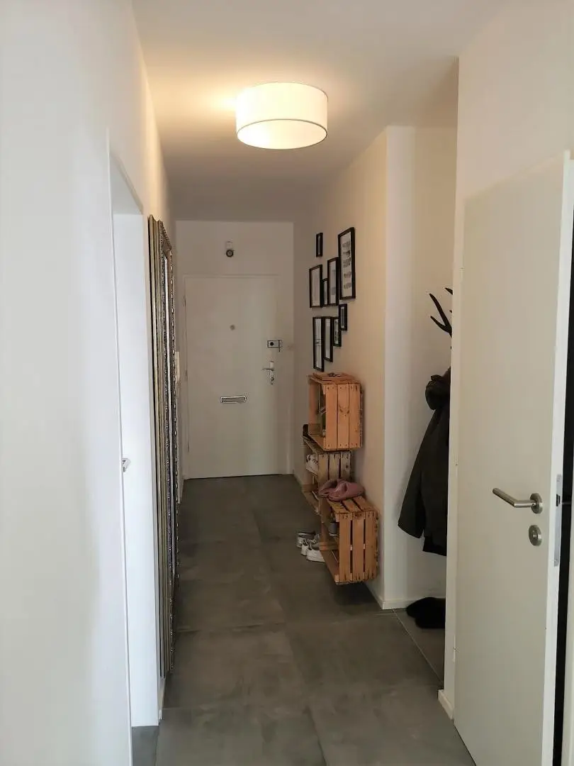 Moderne, hochwertig sanierte 3 Zimmer Wohnung mit verglaster Loggia, Keller und Garagenplatz
