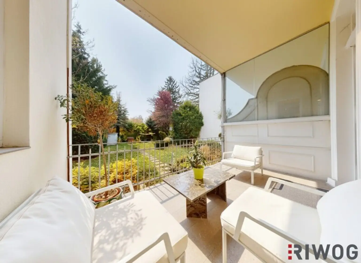 Loggia mit Blick in Gemeinschaftsgarten