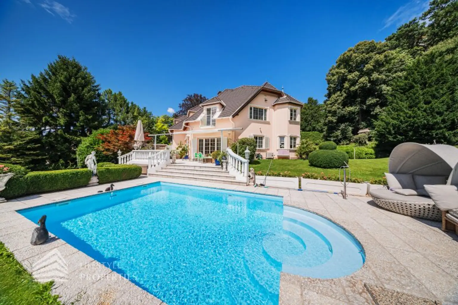 Beeindruckende Villa mit gepflegten Garten und Pool