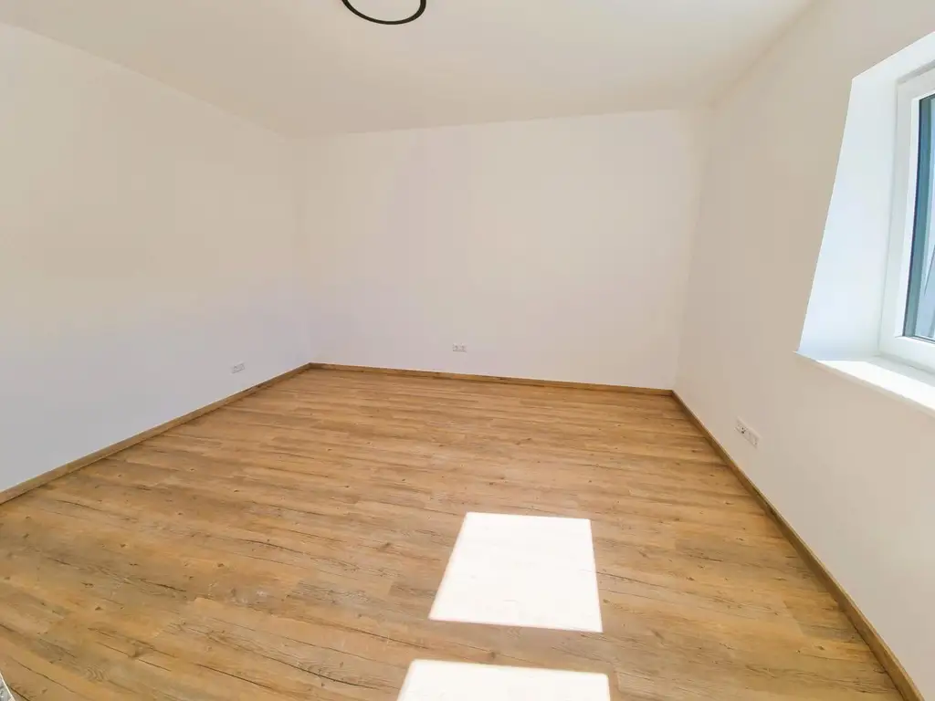 Neubau! Moderne 2-Zi.-Dachgeschoß-Wohnung mit großen Balkon