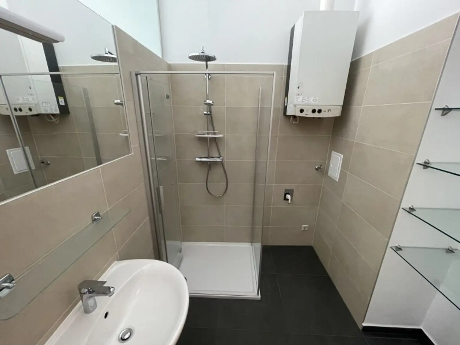 SCHÖNER Altbau + unweit Mariahilfer Straße + Höhe Hirschengasse!