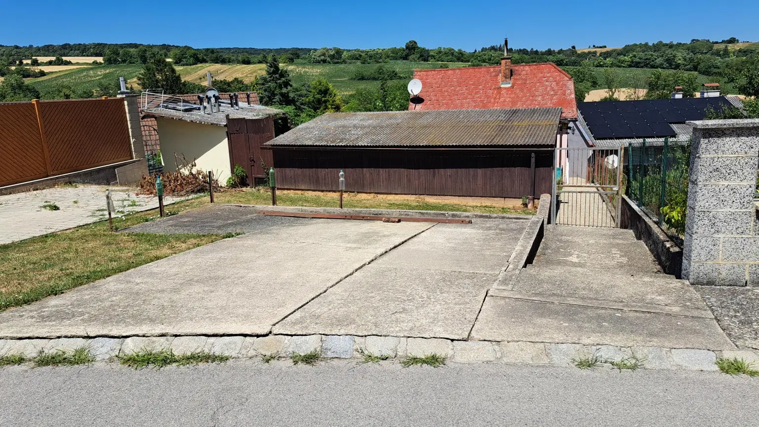 Kleines Sacherl mit 2 Terrassen, Nebengebäuden, Gemüsegarten, Erdkeller, idyllischem Grundstück, einer betonierten Freifläche und viel Potenzial....