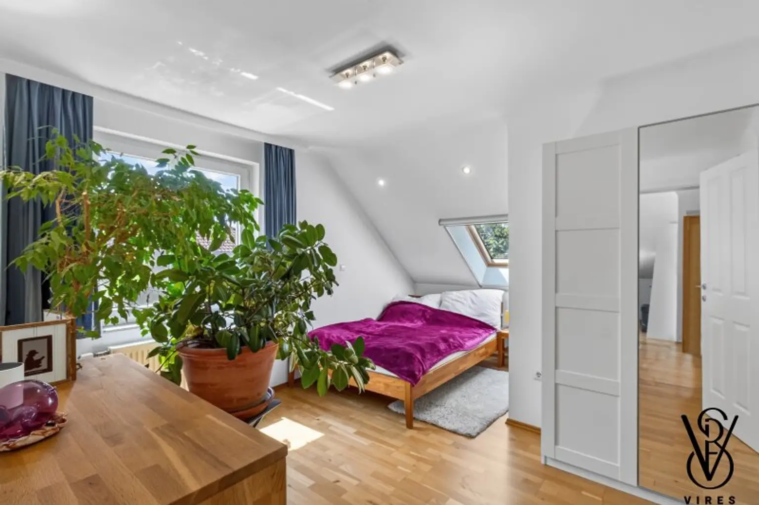 Dachgeschoss: Schlafzimmer mit Dachflächenfenster