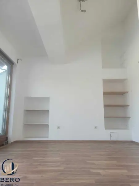 "Diese 5 Zimmer-Altbauwohnung mit sonniger Terrasse wartet genau auf SIE"