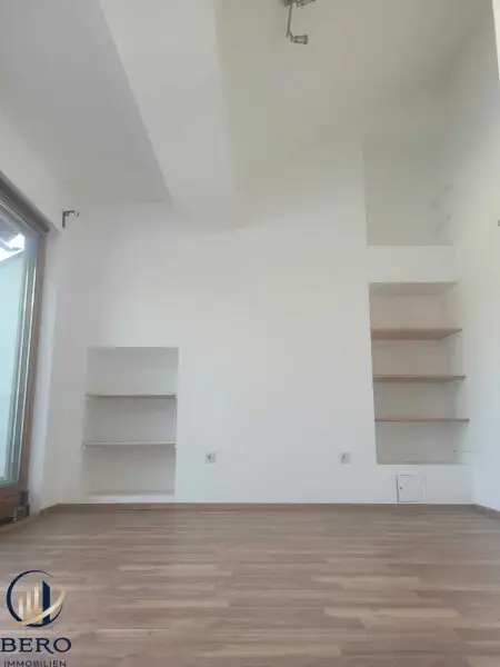 "Diese 5 Zimmer-Altbauwohnung mit sonniger Terrasse wartet genau auf SIE"