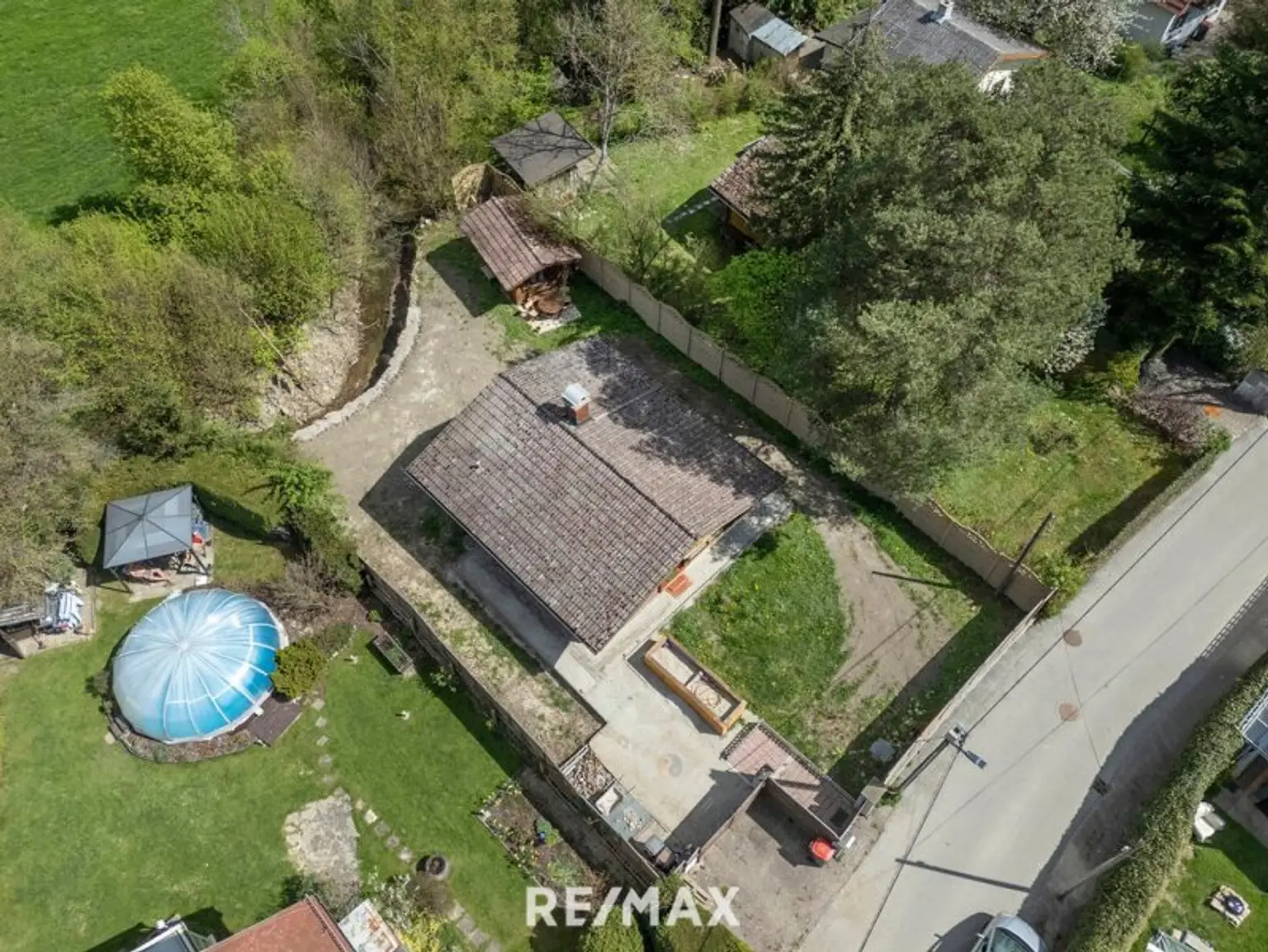 „Wohnen im Einklang mit der Natur – Stilvolles Holzhaus in traumhafter Ruhelage auf unverbaubarem Grundstück“