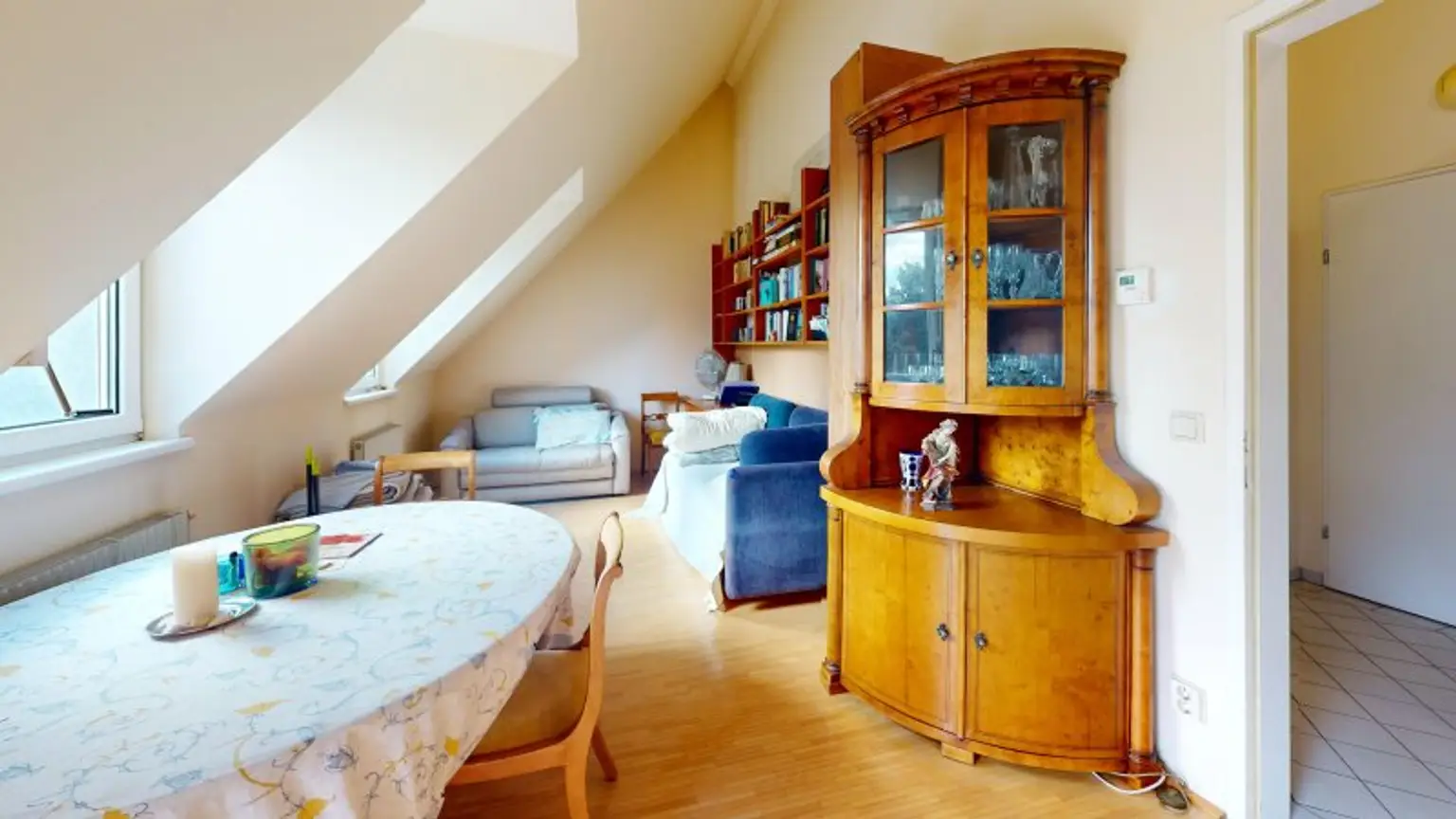 Helle DG-Wohnung mit Balkon | Garagenplatz optional